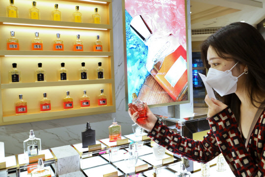 서울 소공동 롯데백화점 본점 내 아쿠아 디 파르마 매장에서 고객이 향수를 시향하고 있다. <롯데백화점 제공>